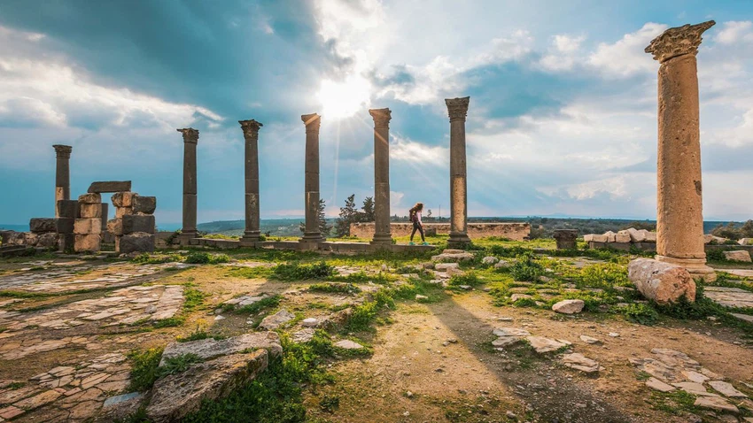 اكتشف أم قيس: جوهر التاريخ وجمال الطبيعة في واحدة من أروع الوجهات السياحية في الأردن طقس العرب