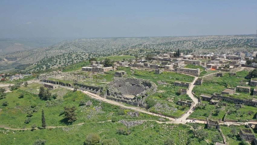 اكتشف أم قيس: جوهر التاريخ وجمال الطبيعة في واحدة من أروع الوجهات السياحية في الأردن طقس العرب