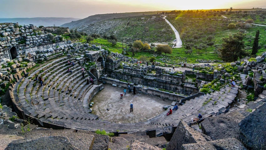 اكتشف أم قيس: جوهر التاريخ وجمال الطبيعة في واحدة من أروع الوجهات السياحية في الأردن طقس العرب