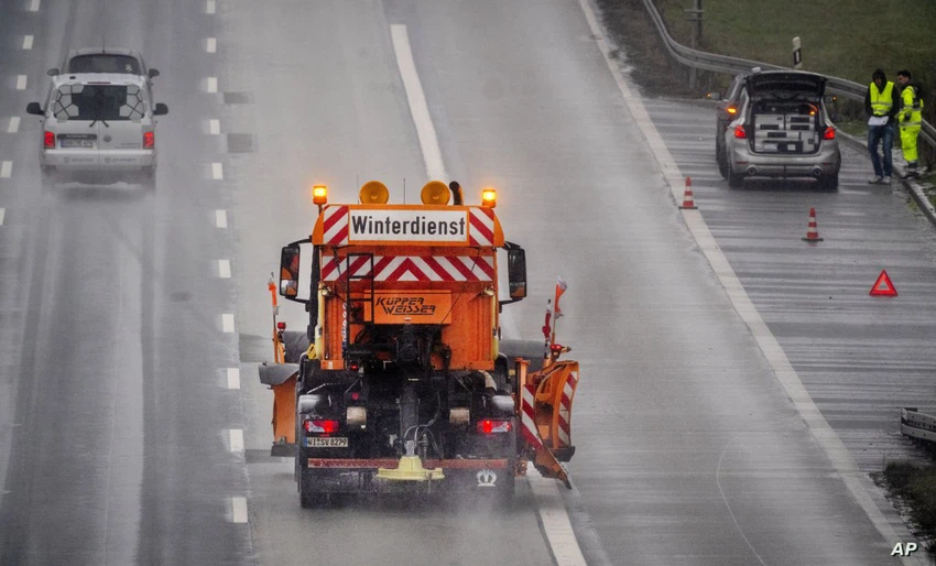 تسببت العاصفة الثلجية بحوادث خطرة في عدد من دول شمال أوروبا طقس العرب