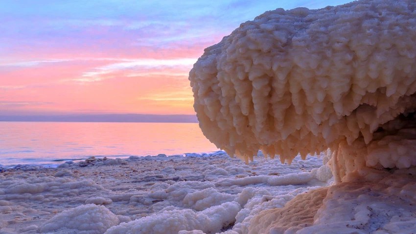 جزر الملح في البحر الميت .. أسرار وعجائب مذهلة بانتظارك طقس العرب