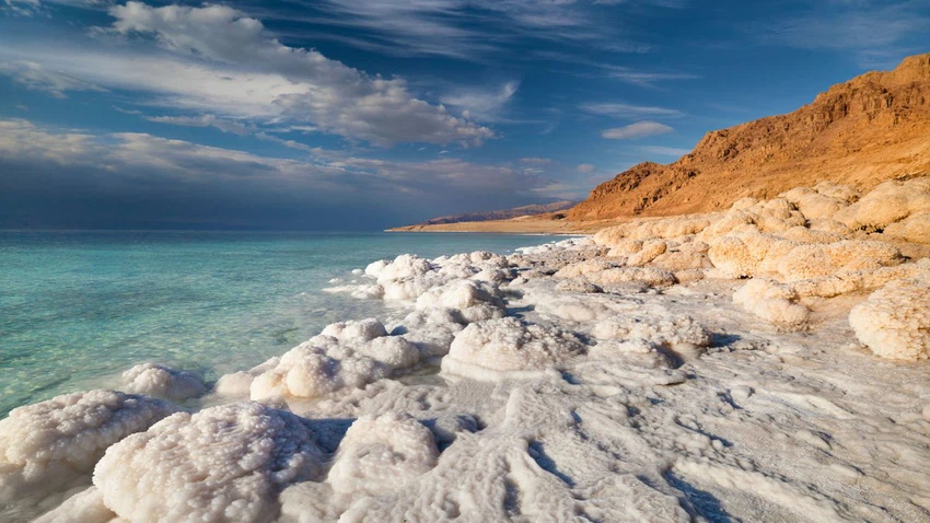 جزر الملح في البحر الميت .. أسرار وعجائب مذهلة بانتظارك طقس العرب
