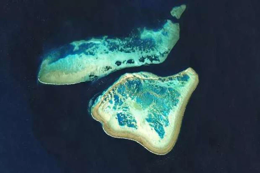 - منظر من الفضاء للحيّد المرجاني العظيم بالقرب من سواحل أستراليا.