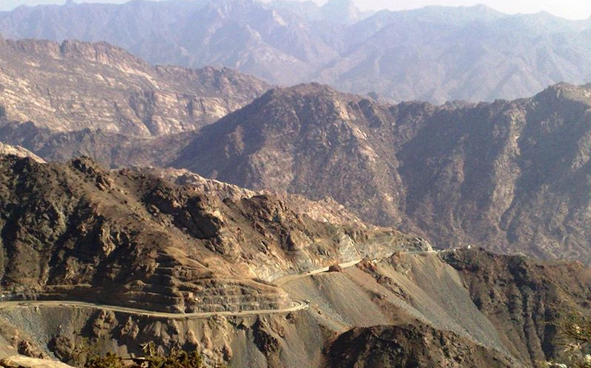 سلسلة جبلية وعرة على الطريق ما بين مكة و الطائف