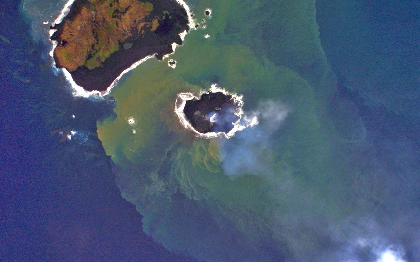 صور مثيرة للدهشة: جزيرة بركانية يابانية تبتلع جزيرة أخرى وسط المحيط