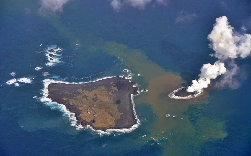 هذه الجزيرة ظهرت بالتحديد خلال شهر نوفمبر 2013 بعد سلسلة انفجارات بركانية في قاع المحيط