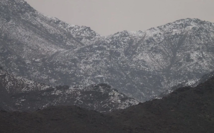 صور نادرة.. جبال الإمارات ترتدي الحلة البيضاء بعد تساقط البرد 
