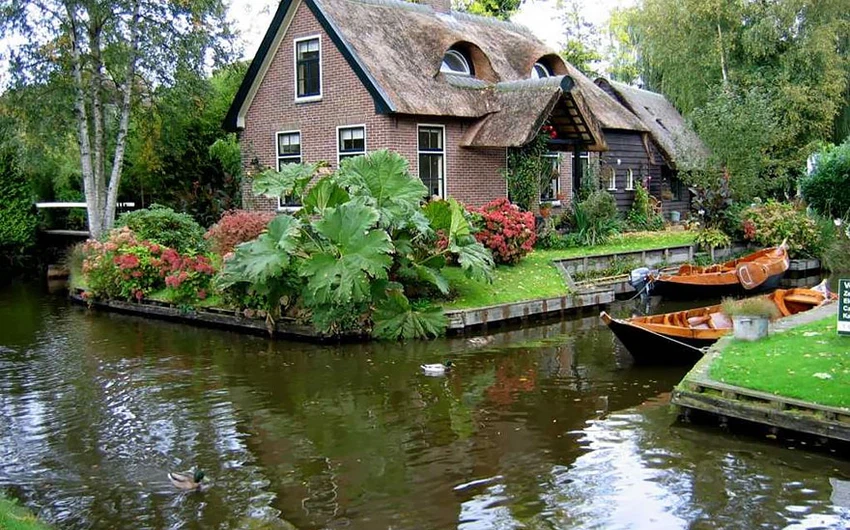 "فينيسيا هولندا".. قرية بلا طرق أو وسائل نقل حديثة 